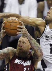 Tim Duncan nezahálel ani v obraně, na snímku se snaží zblokovat Chrise &quot;Birdmana&quot; Andersena