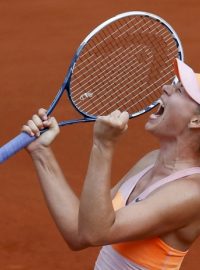 Maria Šarapovová oslavuje svůj druhý titul z French Open