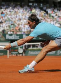 Rafael Nadal returnuje podání Novaka Djokoviće