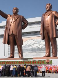 Severokorejci se klaní svým vůdcům Kim Ir-senovi (vlevo) a Kim Čong-Ilovi