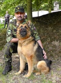 Prezidenta Mlioše Zemana přivítal na armádní veterinární základně v Chotyni na Liberecku německý ovčák Athos - pes hrdina,který byl těžce zraněn raketou v Afghánistánu. Teď se už ale podle psovoda Rostislava Bartončíka pomalu vrací do ostrého výcviku