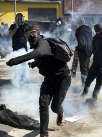 Před zahájením mistrovství světa použila policie proti demonstrantům slzný plyn