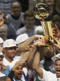 Hráči San Antonia Spurs slaví vítězství v NBA