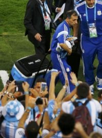 Lionel Messi (vpravo) zdraví fanoušky po vítězném zápase, čeká ho nebezpečné setkání s novináři