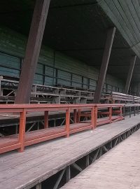 Chrudim. Stará tribuna na fotbalovém stadionu