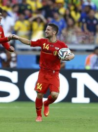 Střelci obou belgických branek v utkání s Alžírskem. Vlevo Marouane Fellaini a Dries Mertens