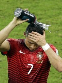 Cristiano Ronaldo neváhal a při pauze na občerstvení se zchladil vodou