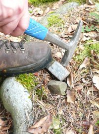 Geologické kladívko odhaluje vnitřek sopečné horniny