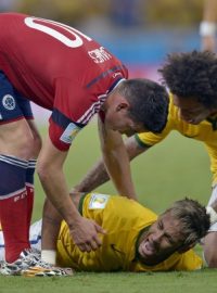 Brazilský útočník Neymar si po zákroku obránce Zunigy z Kolumbie na mistrovství světa už nezahraje