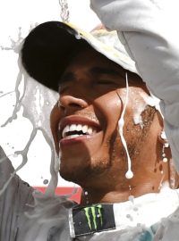 Lewis Hamilton se raduje z vítězství ve Velké ceně Británie