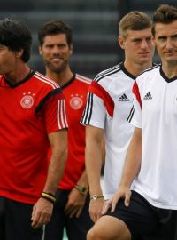 Německý trenér Joachim Loew (vlevo) a hráči Miroslav Klose (vpravo) a Toni Kroos (druhý prava)