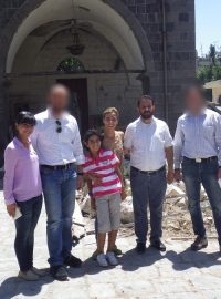 Dárek pro Petra Al-Chúrího dopravili do Homsu policisté z Útvaru rychlého nasazení, kteří dohlížejí na bezpečnost velvyslanectví ČR v Damašku