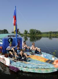 Loď z PET lahví s názvem Petburg pluje po Labi z Nymburku do Hamburku