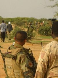 Francouzští vojáci hlídkují nedaleko trosek letadla alžírských aerolinií