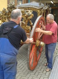 Historické kočáry z muzea v Čechách pod Kosířem se chystají na převoz do Prahy