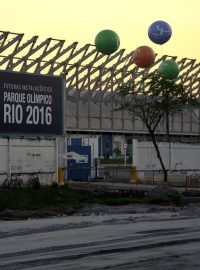 Zde bude v budoucnu Olympijský park RIO 2016, hlásá billboard před areálem bývalého autodromu Nelsona Piqueta, ze kterého ještě zbývá torzo tribun