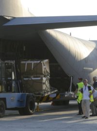 Kanadské letadlo přivezlo do Kyjeva náklad, který obsahoval vybavení pro vojáky jako přilby, ochranné vesty a stany