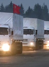 Ruské kamiony značky KAMAZ natřené na bílo opouštějí s humanitární pomocí Alabino v moskevské oblasti a vydávají se na cestu k ukrajinským hranicícm