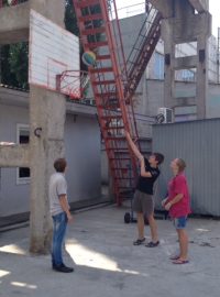 Uprchlický tábor v Kyjevě - Vydubichi. Na snímku děti uprchlíků hrají streetball