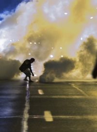 Hned v úvodu zákazu vycházení ve Fergusonu došlo ke střetu demonstrantů s policií