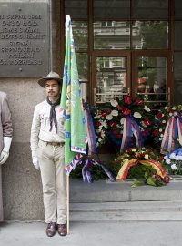 Pietní akt před budovou Českého rozhlasu k výročí srpnových událostí roku 1968