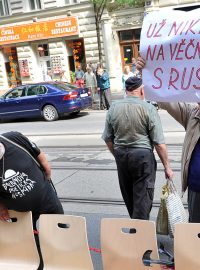 Pietní akt před budovou Českého rozhlasu k výročí srpnových událostí roku 1968