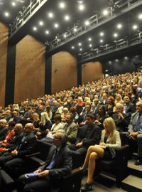 Plné hlediště sledovalo předpremiéru opery Bedřicha Smetany Prodaná nevěsta v Novém divadle v Plzni