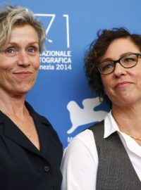 Režisérka Lisa Cholodenko (vpravo) s představitelkou hlavní ženské role Francis McDormand.