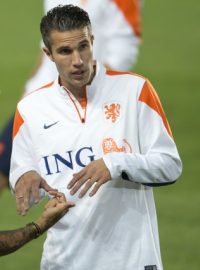 Kanonýr Robin van Persie (uprostřed) promlouvá k Nigelu de Jongovi (vlevo) a k Wesleyumu Sneijderovi (vpravo)