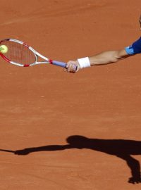 Lukáš Rosol se marně natahuje po míčku v duelu Davis Cupu s Francouzem Tsongou