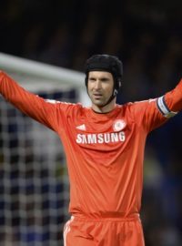 Brankář Petr Čech dostal při debutu v nové sezoně v brance Chelsea od kouče Josého Mourinha kapitánskou pásku