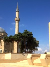 Definice současného Baku - generál-hrdina SSSR, mešita a mrakodrap