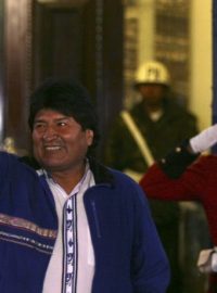 Bolivijský prezident Evo Morales mává svým příznivcům před prezidentským palácem