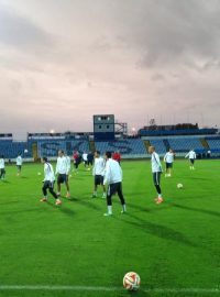 Fotbalisté Sparty při předzápasovém tréninku na bratislavském stadionu