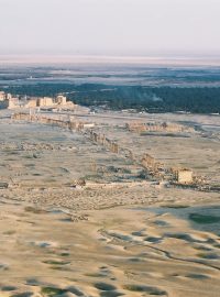 Oáza Palmyra v syrské poušti je na seznamu světového dědictví UNESCO, ale když ji dobyla teroristická bojůvka Islámského státu, turistický magnet se změnil v měsíční krajinu