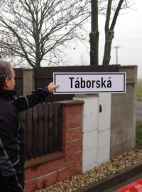 Třebíč. Úředníci ministerstva vnitra přijeli zkontrolovat údajně pochybné značení ulic, na které si stěžuje třebíčský důchodce Zdeněk Štajnc