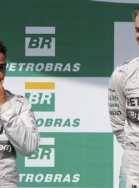 Rozkmotření stájoví kolegové Lewis Hamilton (vlevo) a Nico Rosberg na stupních vítězů