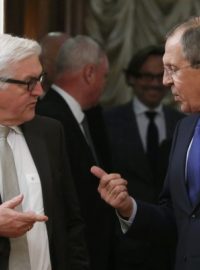 Ministr zahraničí Německa Frank-Walter Steinmeier (vlevo) a jeho ruský protějšek Sergej Lavrov