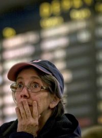 Cestující hledí na Penn Station v New Yorku překvapeně na tabuli odjezdů