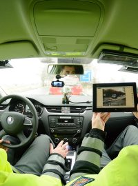 Policejní hlídka v nenápadné Octavii se supermoderním radarem - na tabletu je jasně patrná rychlost projíždějícího vozidla