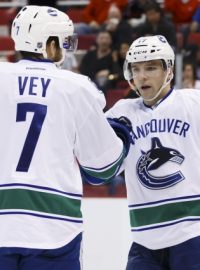 Radim Vrbata (vpravo) si polepšil na 11 gólů v letošní sezoně NHL