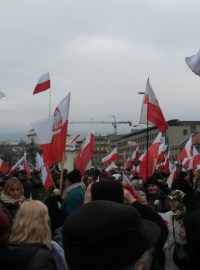 Pochodu v centru Varšavy se účastní desítky tisíc lidí