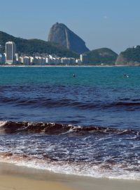 Pláž Copacabana, kde se má na LOH 2016 závodit například v Triatlonu, podle úřadů znečištěná není