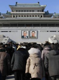 Severokorejci přicházejí na náměstí Kim Ir-sena a klanějí se portrétům bývalých vůdců Kim Ir-sena a Kim Čong-ila