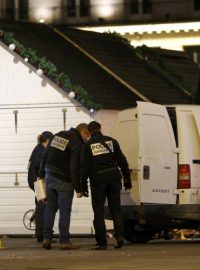 Francie, Nantes. Francouzští policisté u dodávky, s níž muž najel do lidí na vánočním trhu