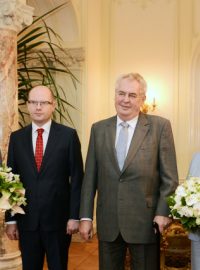 Prezident Miloš Zeman s chotí Ivanou (vpravo) přivítali na novoročním obědě v Lánech premiéra Bohuslava Sobotku a jeho ženu Olgu