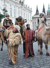 Tříkrálový průvod prošel Hradčany, přihlížely mu stovky lidí