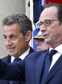 Bývalý francouzský prezident Nicolas Sarkozy a současný prezident François Hollande