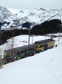 Vlak, kterým jezdí sjezdaři ve Wengenu na sjezdovku Lauberhorn