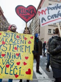 Demonstrace na podporu centra Klinika se tentokrát obešla bez jakýchkoliv konfliktů